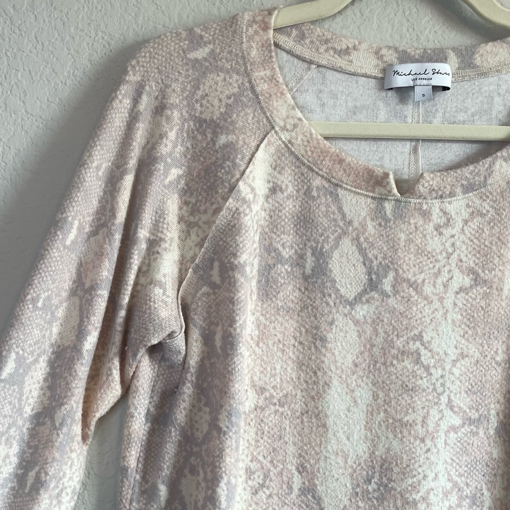 Michael Stars Pink Reptile Print Soft Long Sleeve Boatneck Shirt with Thumbholes - Picture 3 of 9